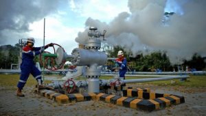Pekerja mengawasi sumur panas bumi (Geothermal) Unit 5-6 di Desa Tompaso, Minahasa, Sulawesi Utara, 30 Maret 2016. Indonesia memiliki potensi panas bumi hampir 29.000 MW atau mencapai 40% total potensi panas bumi dunia yang merupakan sumber energi ramah lingkungan. PT Pertamina Geothermal Energy (PGE) memprioritaskan pengembangan dan aplikasinya sebagai proyek strategis hingga 2019.