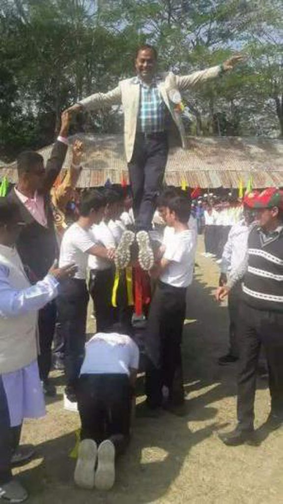 politikus Jalan diatas jembatan manusia