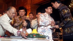 Presiden ke -3 RI BJ. Habibie memberikan potongan tumpeng kepada presiden RI Joko Widodo, dalam perayaan HUT ke 80 tahun BJ. Habibie di Jakarta Selatan, 25 Juni 2016.