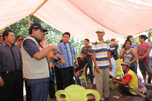 tampak bupati saat menyerahkan bantuan bencana, beberapa waktu lalu.