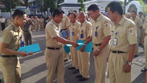 Sekot Tahlis Gallang menyerahkan SK kepada  pejabat analisis pimpinan