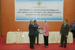 Tampak Wali Kota, Ir. Tatong Bara, saat menerima LHP Tahun 2016 didampingi Ketua DPRD Ahmad Sabir.