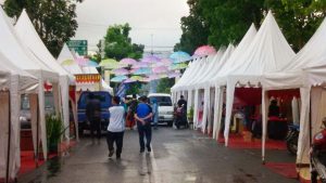 Tampak stand pameran pembangunan Kotamobagu Expo 2017 di Lapangan Kelurahan Molinow. 