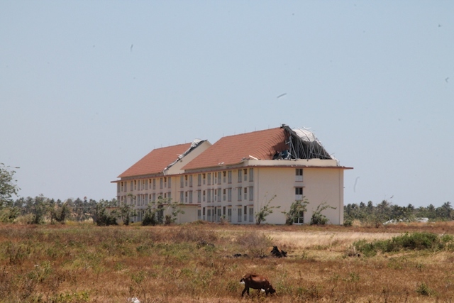 Rumah susun pegawai yang selesai dibangun sejak 2014 lalu, tidak digunakan karena belum ada ASN yang mau menetap di Lolak. 