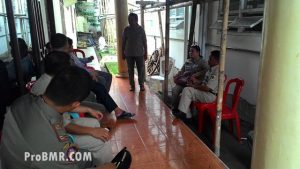 Sat pol pp saat melakukan pemberhentian pekerjaan bangunan RS Kinapit.