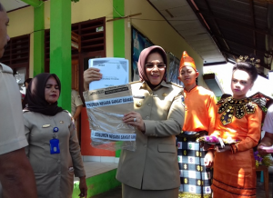 Tampak Wali Kota Ir. Tatong Bara, saat membuka naskah Ujian Nasional SMP sederajat. (foto; Istimewa)