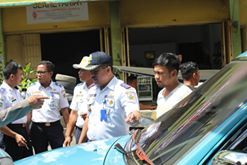 Tampak Kepala Dishubparkominfo Agung Adati bersama tim saat melaksankan sidak angkutan umum di terminal Serasi