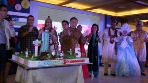 Chairman Lippo Group Mochtar Riady (tengah) didampingi jajaran direksi Siloam Hospitals saat peringatan HUT ke-5 MRCCC Siloam Semanggi, Jakarta.