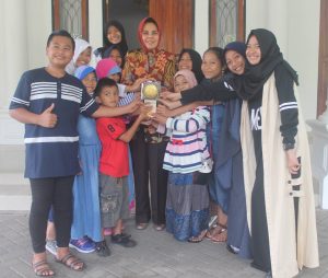 Tampak para siswa saat bersama Wali Kota Kotamobagu Ir. Tatong Bara