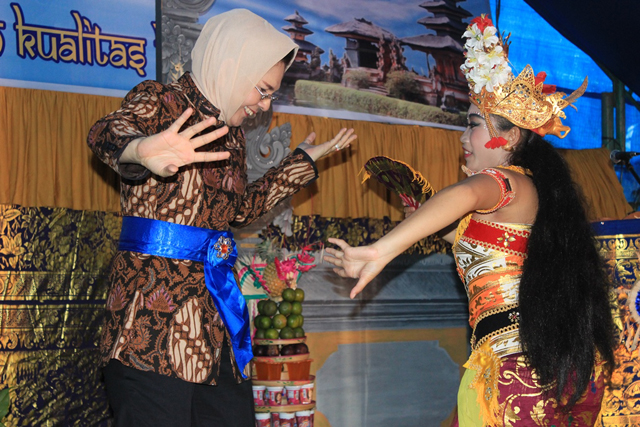 walikota saat menari di perayaan Dharma Santi